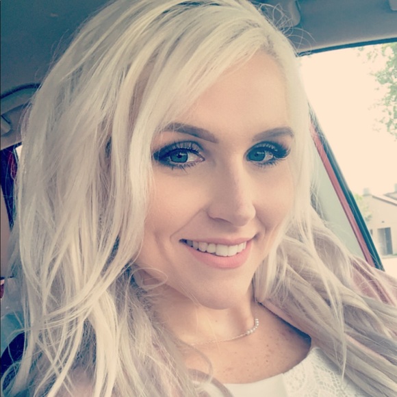 Meet your Posher, Alyssa - Picture 1 of 3